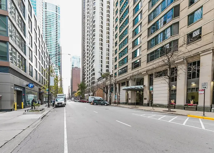 Streeterville W Gym Pool Nr Navy Pier Chi-450 Chicago